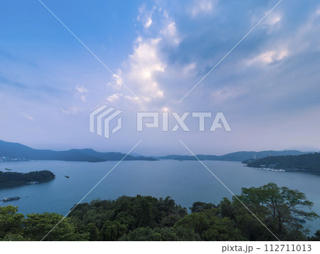 台湾・高台から望む日月潭と周辺の山々 / Sun Moon Lake, Taiwan 台湾・高台から望む日月潭と周辺の山々 / Sun Moon Lake, Taiwan 112711013