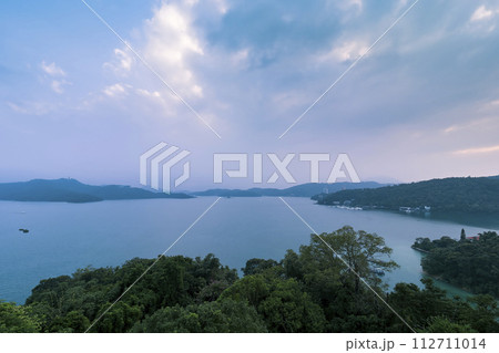 台湾・高台から望む日月潭と周辺の山々 / Sun Moon Lake, Taiwan 112711014