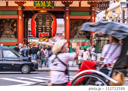 日本の東京都市景観 外国人観光客らで賑わう浅草寺…人力車の姿も…新時代へ=3月17日 日本の東京都市景観 外国人観光客らで賑わう浅草寺…人力車の姿も…新時代へ=3月17日 112712589