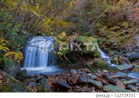 秋の長野　紅葉見頃の奥蓼科　横谷渓谷（横谷峡）　霧降の滝 112714731
