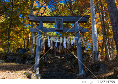 秋の長野　紅葉見頃の奥蓼科　横谷渓谷（横谷峡）　木戸口神社 112714759