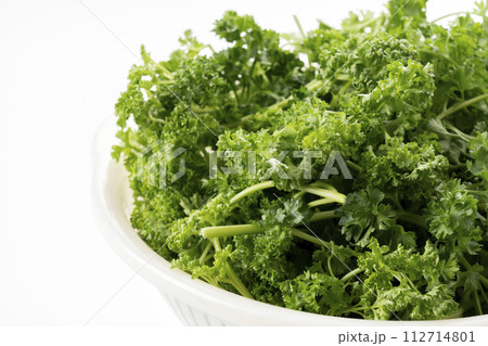 水切りザルに入れたパセリ 水切りザルに入れたパセリ 112714801