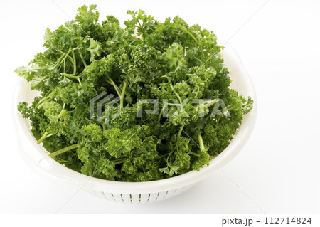 水切りザルに入れたパセリ 水切りザルに入れたパセリ 112714824