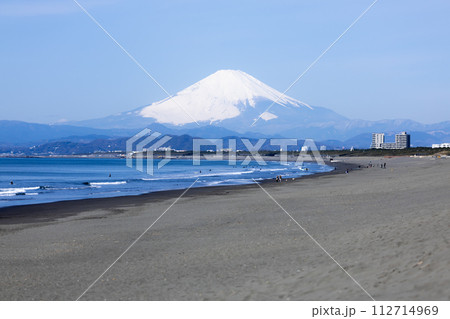 湘南から見る雪のある富士山 112714969