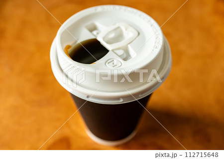 テイクアウトカップに入ったコーヒー テイクアウトカップに入ったコーヒー 112715648