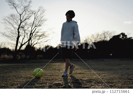 夕暮れまでサッカーを楽しむ子ども 112715661