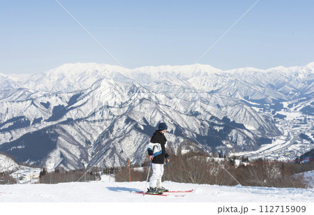 スキーを楽しむ中学生 112715909