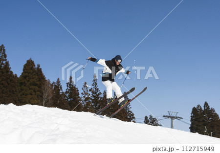 スキーを楽しむ中学生 112715949