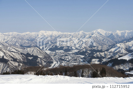 美しい雪山の見える風景 美しい雪山の見える風景 112715952