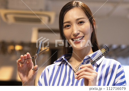 ハサミを持つ綺麗な美容師さん ハサミを持つ綺麗な美容師さん 112716079