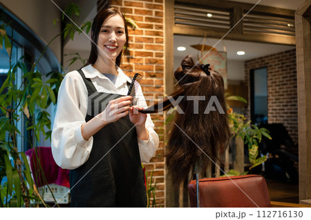 ハサミを持つ綺麗な美容師さん 112716130
