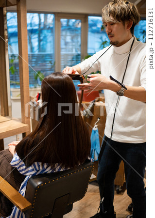 ヘアカットをする美容師さん 112716131