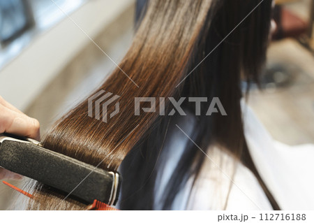 つやつやのロングヘアの女性 つやつやのロングヘアの女性 112716188