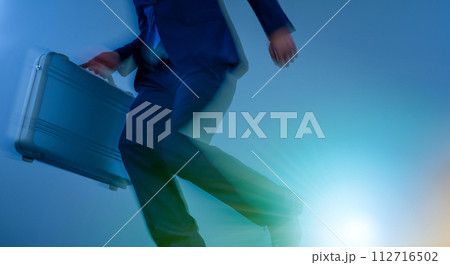 ネイビーのスーツを着たビジネスマン ネイビーのスーツを着たビジネスマン 112716502