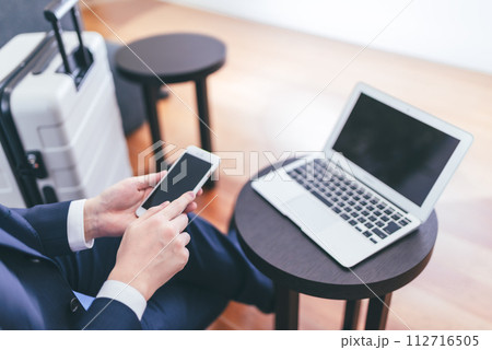 出張をするビジネスマン（ラウンジにて） 112716505