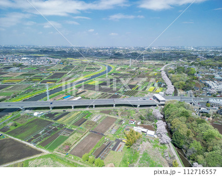 「埼玉県」ドローンで上空から望む新見沼大橋付近の春風景 「埼玉県」ドローンで上空から望む新見沼大橋付近の春風景 112716557