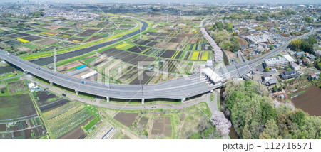 「埼玉県」ドローンで上空から望む新見沼大橋付近の春風景 112716571