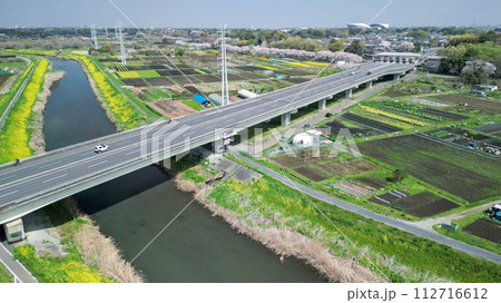 「埼玉県」ドローンで上空から望む新見沼大橋付近の春風景 「埼玉県」ドローンで上空から望む新見沼大橋付近の春風景 112716612