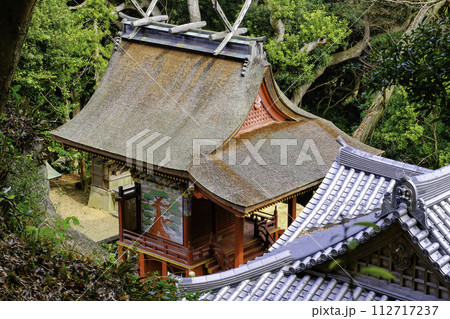 神籠石から岩上神社本殿 神籠石から岩上神社本殿 112717237