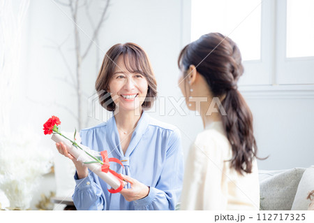 母の日 カーネーションとプレゼントをもらうお母さん 母の日 カーネーションとプレゼントをもらうお母さん 112717325