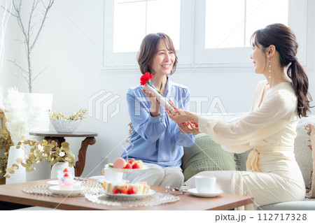 母の日　カーネーションとプレゼントをもらうお母さん 112717328