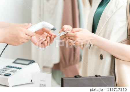 クレジットカードを使う女性の手元（なりすまし・スキミング・不正利用） 112717350