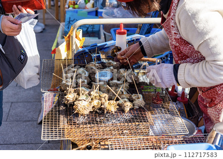 呼子の朝市のサザエの壺焼きとアワビ 呼子の朝市のサザエの壺焼きとアワビ 112717583
