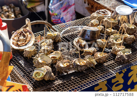 呼子朝市のサザエの壺焼き 呼子朝市のサザエの壺焼き 112717588