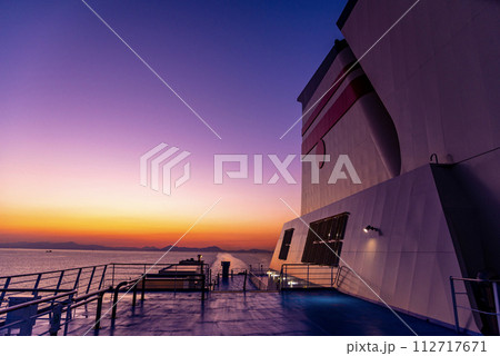 フェリーデッキからみる夕焼け 112717671