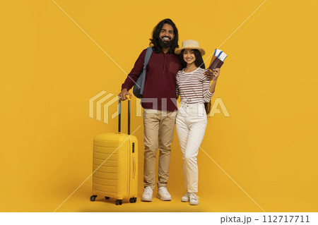 Couple with luggage ready for holiday travel 112717711