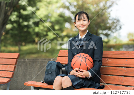 バスケットボールを持って公園のベンチに座る女子中学生・女子高生（部活・スポーツ・運動部・バスケ部） 112717753