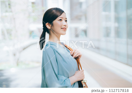 カジュアルなビジネスウーマン 112717818