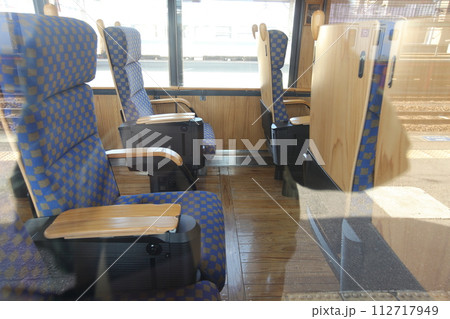 ローカル線・キハ125形気動車・キハ125-401の車内 112717949