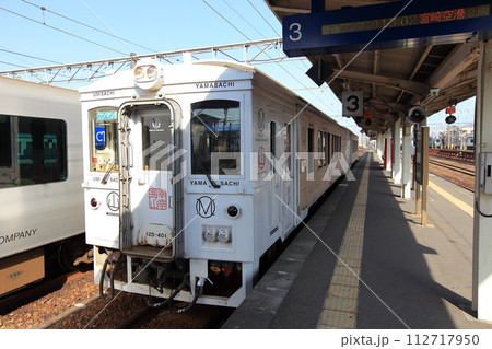 ローカル線・キハ125形気動車・キハ125-401 112717950
