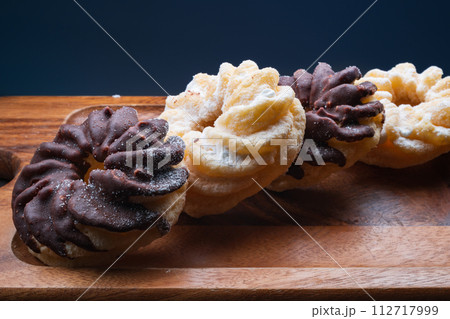 ドーナツ フレンチクルーラー 青背景 ドーナツ フレンチクルーラー 青背景 112717999