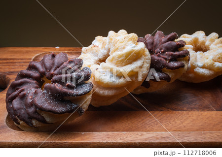 ドーナツ　フレンチクルーラー　茶背景 112718006