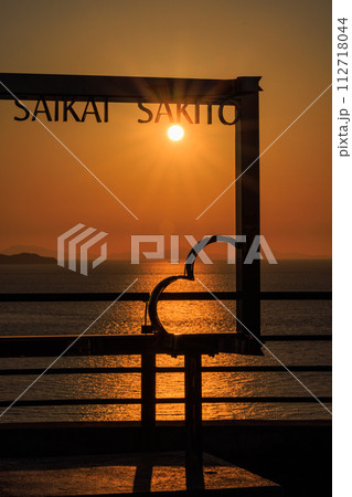 ハートのモニュメントの中に沈む夕日 112718044