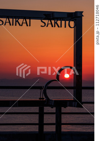 ハートのモニュメントの中に沈む夕日 ハートのモニュメントの中に沈む夕日 112718046