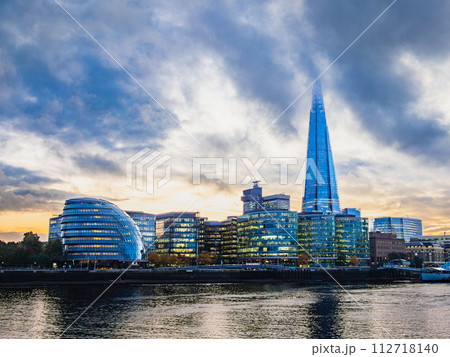 ロンドン　ザ・シャードとシティ・ホール　夕景 112718140