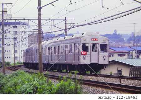 赤地の方向幕と赤い種別板の東急8000系、隔駅停車の急行、8035他