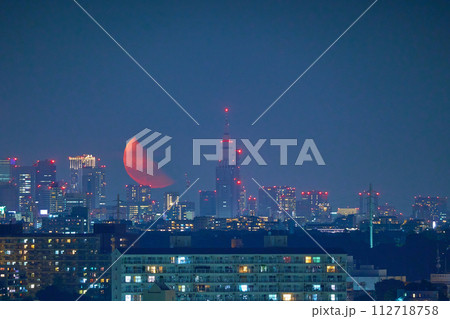 冬の東京都渋谷区方面の夜景と月出(下弦の月) 冬の東京都渋谷区方面の夜景と月出(下弦の月) 112718758