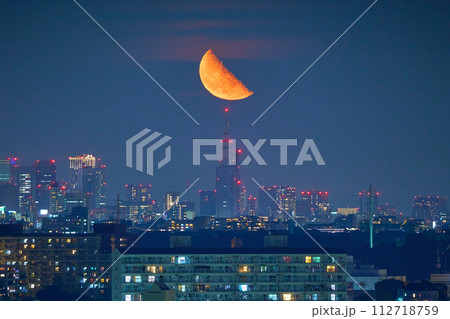 冬の東京都渋谷区方面の夜景と月出(下弦の月) 112718759