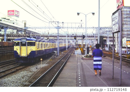 SM分離前、東海道線浜松町を走る113系横須賀線列車、1320S列車、1980年9月2日 112719148