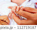 握りしめる小さな手 112719187