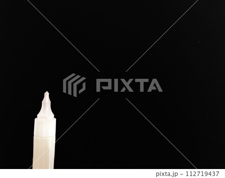 蓋をとった修正ペン（黒背景）（アップ） 112719437