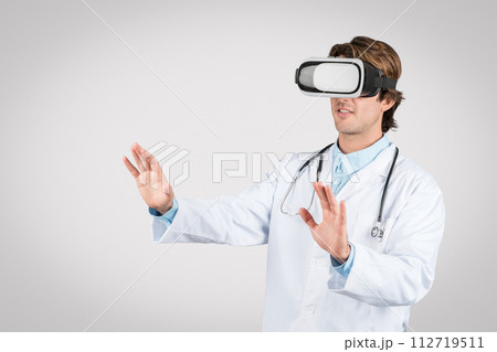 Male doctor using VR headset for medical training Male doctor using VR headset for medical training 112719511
