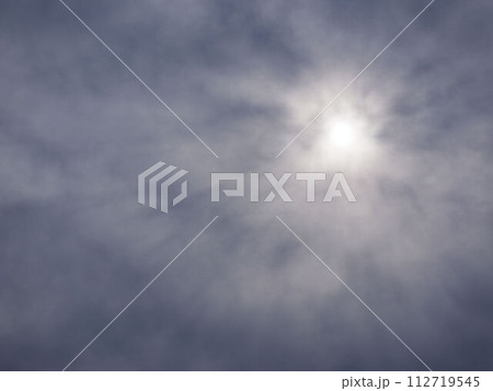 太陽の光を浴びる雲 太陽の光を浴びる雲 112719545