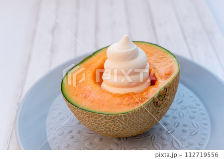 メロンに乗ったソフトクリーム　メロンソフト 112719556