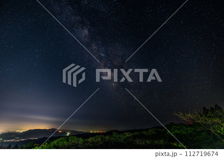 星降る丘に美しい天の川が見える風景 112719674