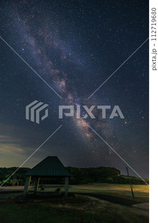 星降る丘に美しい天の川が見える風景 112719680